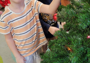 Dzieci ubierają choinkę