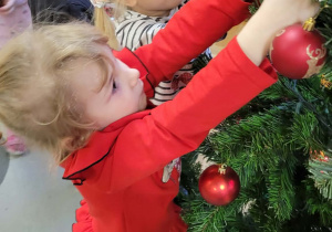 Dzieci ubierają choinkę