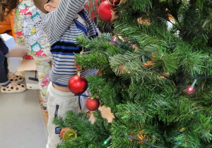 Dzieci ubierają choinkę