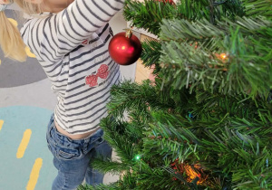 Dzieci ubierają choinkę