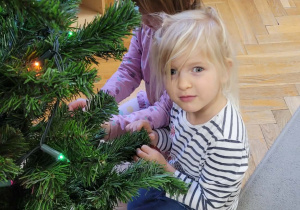 Dzieci ubierają choinkę