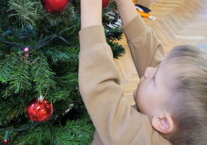 Dzieci ubierają choinkę