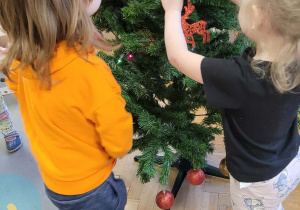 Dzieci ubierają choinkę