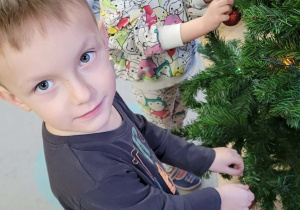 Dzieci ubierają choinkę