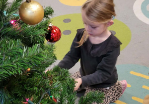 Dzieci ubierają choinkę