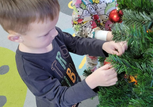 Dzieci ubierają choinkę