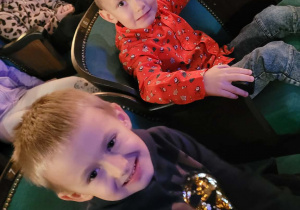 Dzieci na spektaklu w teatrze