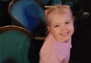 Dzieci na spektaklu w teatrze