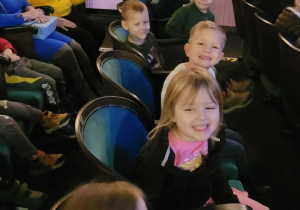 Dzieci na spektaklu w teatrze