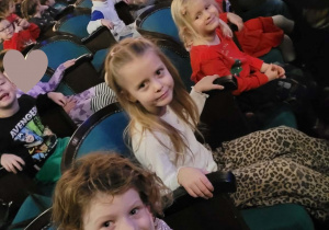 Dzieci na spektaklu w teatrze