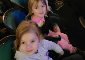 Dzieci na spektaklu w teatrze