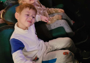 Dzieci na spektaklu w teatrze