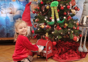 Dzieci wysyłają list do Mikołaja