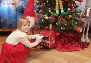 Dzieci wysyłają list do Mikołaja