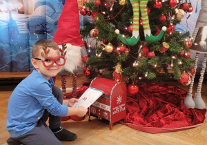 Dzieci wysyłają list do Mikołaja