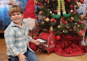 Dzieci wysyłają list do Mikołaja