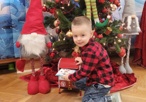 Dzieci wysyłają list do Mikołaja