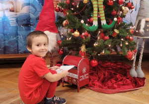 Dzieci wysyłają list do Mikołaja