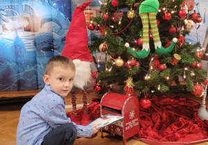 Dzieci wysyłają list do Mikołaja