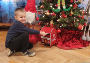 Dzieci wysyłają list do Mikołaja