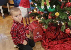 Dzieci wysyłają list do Mikołaja