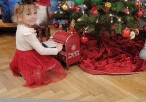 Dzieci wysyłają list do Mikołaja