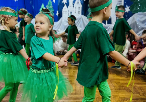Dzieci występują podczas Jasełek