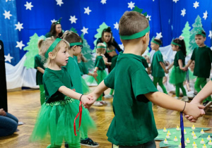 Dzieci występują podczas Jasełek