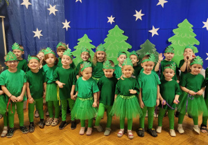 Dzieci występują podczas Jasełek