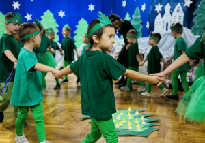 Dzieci występują podczas Jasełek