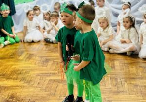 Dzieci występują podczas Jasełek