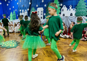 Dzieci występują podczas Jasełek