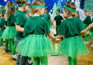 Dzieci występują podczas Jasełek