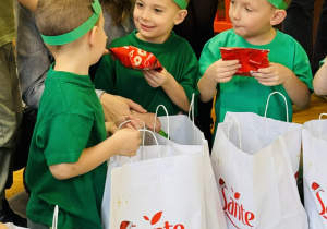 Dzieci rozpakowują prezenty