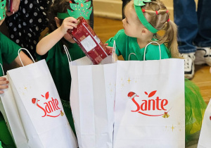 Dzieci rozpakowują prezenty