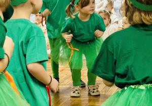 Dzieci występują podczas Jasełek