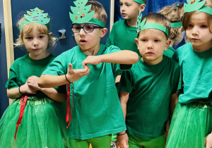 Dzieci występują podczas Jasełek