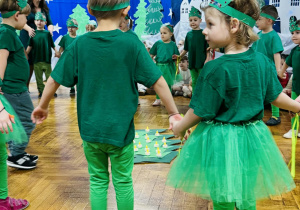 Dzieci występują podczas Jasełek