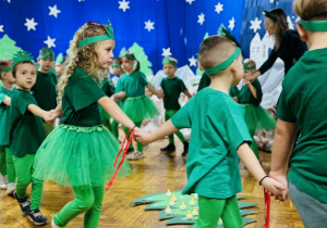 Dzieci występują podczas Jasełek