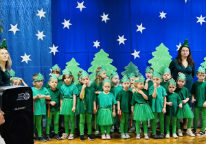 Dzieci występują podczas Jasełek