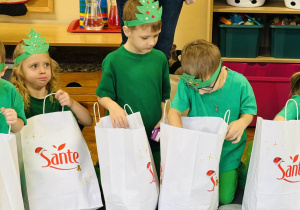 Dzieci rozpakowują prezenty