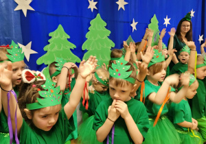 Dzieci występują podczas Jasełek