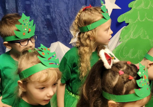 Dzieci występują podczas Jasełek