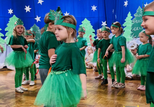 Dzieci występują podczas Jasełek