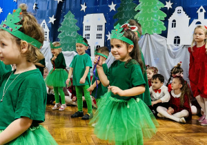 Dzieci występują podczas Jasełek