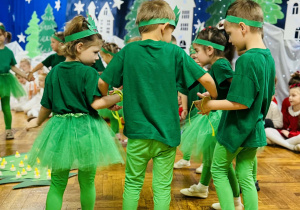 Dzieci występują podczas Jasełek