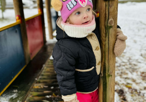 Dzieci bawią się na śniegu