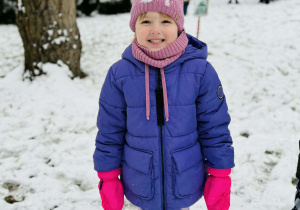 Dzieci bawią się na śniegu