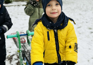 Dzieci bawią się na śniegu