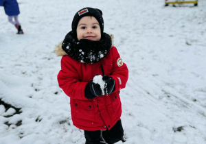 Dzieci bawią się na śniegu